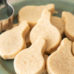 Green plate, white onion-shaped cut-out cookies