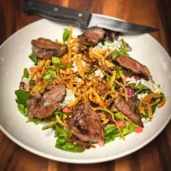 Lazy Dog Bar & Grill Steak Saladd